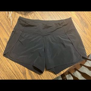 BLACK LULULEMON SHORT SHORTS